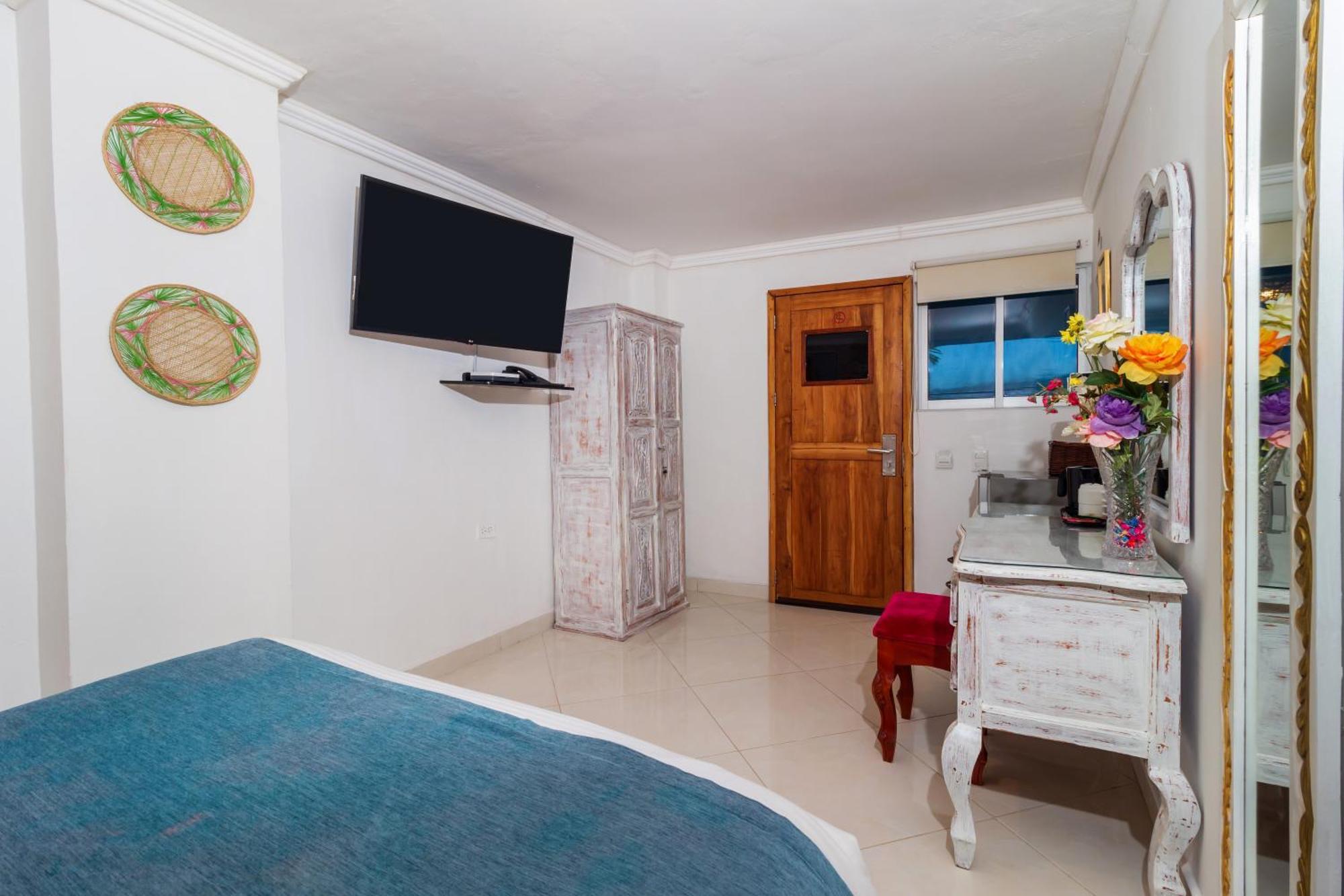 Voila Signature Casa Isabel Hotel 4*